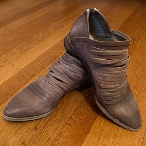 Free People back zip booties. Soft tan leather w/ split fronts. Sz 38
